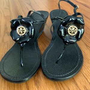 Tory Burch Black Patent Leather Floral Wedge Sz 7